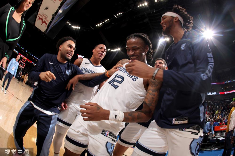 陷入落后的 陷入落后的